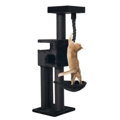 Kratzbaum "YOAN" aus dunklem Material mit mehreren Ebenen, Hängematte und Kratzsäule, Katze spielt mit Seil.