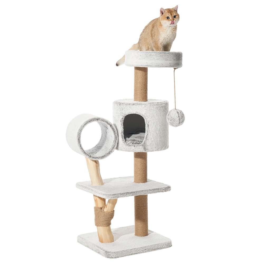 Katzenbaum "RUNA" mit mehreren Plattformen, Höhle, Tunnel und Spielzeug; graue Katze sitzt oben drauf.