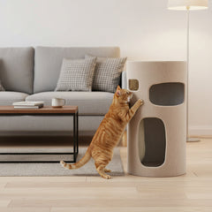"Oranger Kater spielt an Kratzbaum SKULI in stilvollem Wohnzimmer mit Sofa und Couchtisch."