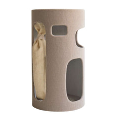 Moderne Kratztonne "SKULI" aus beige Filz mit Aussparungen und Flaschenöffnung, ideal für stilbewusste Katzen.