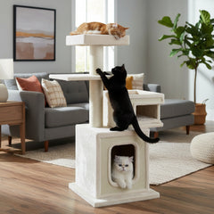 Zwei Katzen entspannen auf einem modernen Kratzbaum in einem hellen Wohnraum, während eine dritte Katze hochklettert.