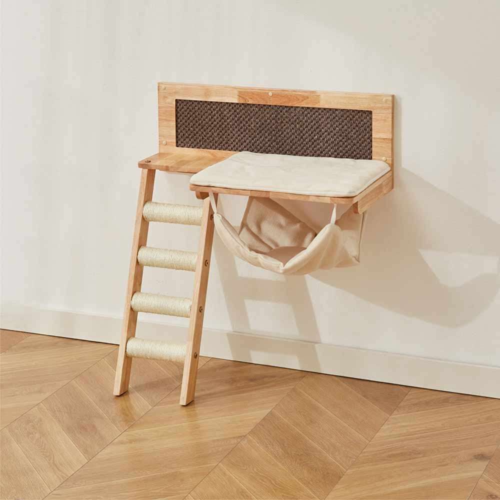 Wandregal aus Holz mit Sitzfläche, Netzteil und beiger Tasche; daneben kleine Leiter mit drei Sprossen.
