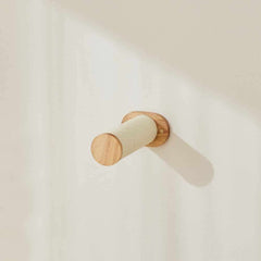 Wandhaken aus Holz mit hellem, geflochtenem Material und schlichtem Design für stylische Aufbewahrung.