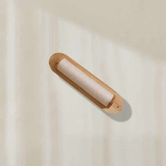 Holzhalter für Sisalstamm "Lo" mit heller Schnur, oval geformt und wandbefestigt, ideal für Katzen zum Kratzen.