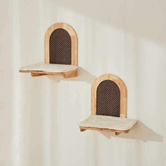 Zwei stilvolle Wandleisten aus Holz mit runden Rückenteilen, geflochtenem Design und flachen Ablagen.