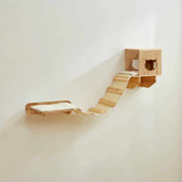 Wandregal für Haustiere aus Holz mit Box, Liegefläche und schräger Plattform für zusätzlichen Komfort.