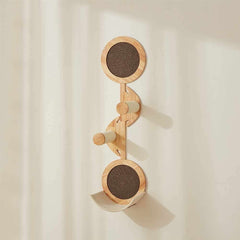 Moderner Wandhaken aus Holz in geschwungener Form mit drei runden Komponenten und hölzernen Stäben zur stabilen Befestigung.