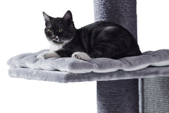 Katze entspannt auf grauem Kissen eines Kratzbaums mit texturierter Säule und einladender Oberfläche.