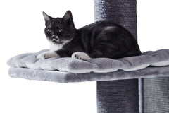 Katze entspannt auf grauem Kissen eines Kratzbaums mit texturierter Säule und einladender Oberfläche.