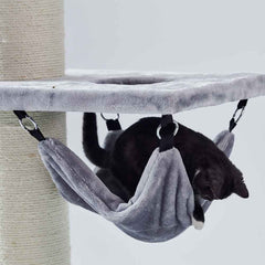 Graue Katzenhängematte am Kratzbaum SAMAR mit Katze, die neugierig nach unten schaut.