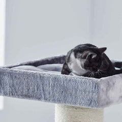 Grauer Kratzbaum SAMAR mit plüschiger Liegefläche für Katzen, stabiler Sisalstamm und neutraler Umgebung.