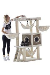 "Großer Kratzbaum JUAN in hellem Beige mit Liegeflächen, Hängematten und Frau mit Katze auf dem Baum."