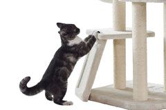 Graue Katze spielt am Kratzbaum Classic DILAN mit mehreren Ebenen und weicher, heller Oberfläche.