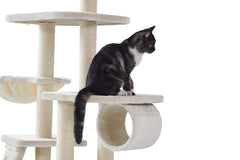 Katzenbaum Classic DILAN mit mehreren Plattformen, Tunnel und einer sitzenden Katze auf der oberen Plattform.