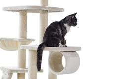 Katzenbaum Classic DILAN mit mehreren Plattformen, Tunnel und einer sitzenden Katze auf der oberen Plattform.