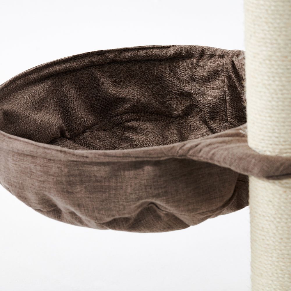 "Braunes Katzenbett am Kratzbaum, weich und strapazierfähig, ideal für entspannte Stunden Ihrer Katze."