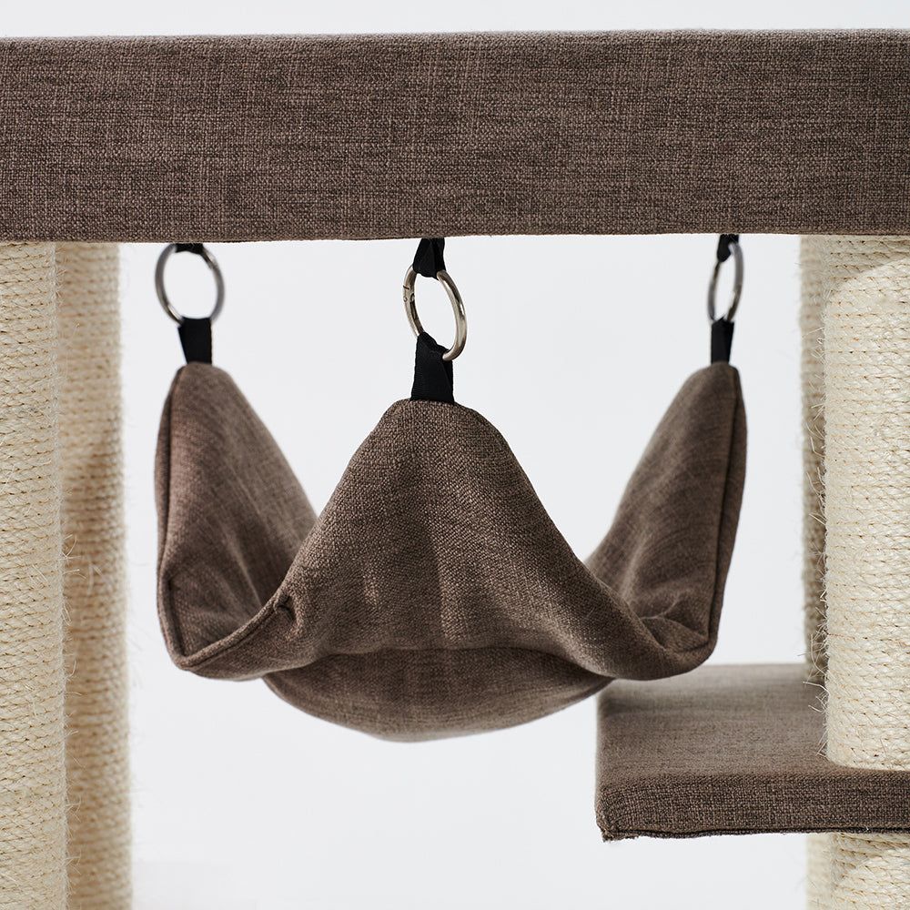 Hängende, braune Liegefläche für Katzen an einem Kratzbaum, umgeben von hellem Sisal. Ideal zum Entspannen und Spielen.