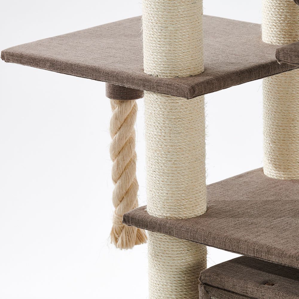 Katzenkratzbaum HITAL mit Plattformen aus braunem Stoff und Sisalsäulen für optimalen Kratzspaß und Komfort.