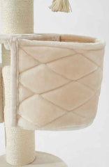 Weicher, hellbeiger Katzenkorb mit diagonalem Muster an einem Kratzbaum befestigt, aus flauschigem, gepolstertem Material.