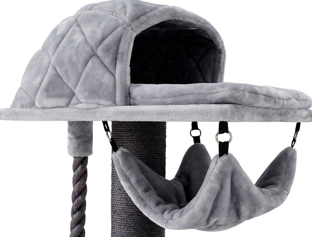 Katzenkratzbaum RAMI XL mit grauer Liegefläche, Höhlenbereich und hängendem Spielzeug für Katzen.