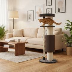 "Moderner Kratzbaum ENJO für Katzen im Wohnzimmer mit Sisalrolle und neutralen Farben, umgeben von Sofa und Couchtisch."