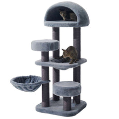 Katzenkratzbaum "Nara" in Grau mit mehreren Ebenen, Höhle und Hängematte, zwei Katzen erkunden ihn.