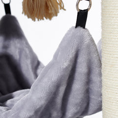 Weiche graue Stoffhängematte an einem stabilen Kratzbaum mit Sisal, ideal für Katzen zum Entspannen.