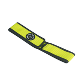 Gelbes reflektierendes Armband mit schwarzem Rand und Klettverschluss für optimalen Tragekomfort und Sicherheit.