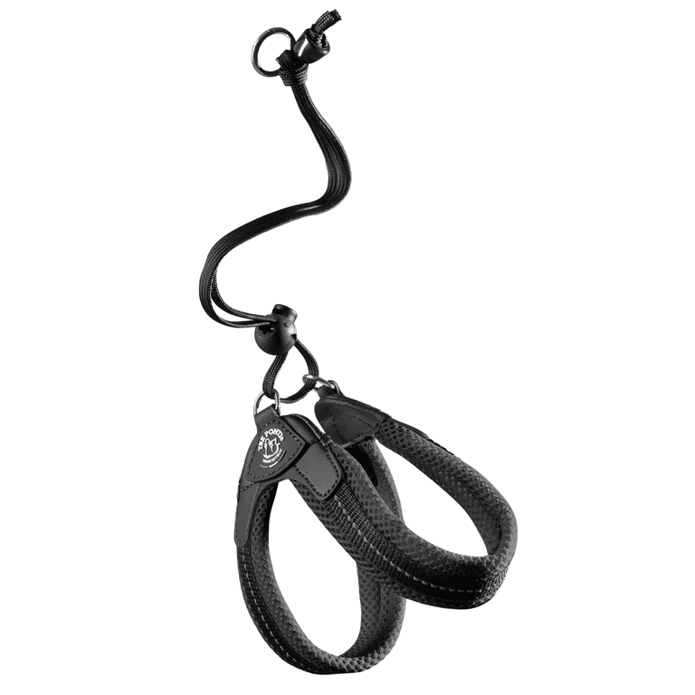 Schwarze Handgelenksschlaufe mit Aufhängeschlaufe und Karabinerhaken, aus flexiblem Material gefertigt.