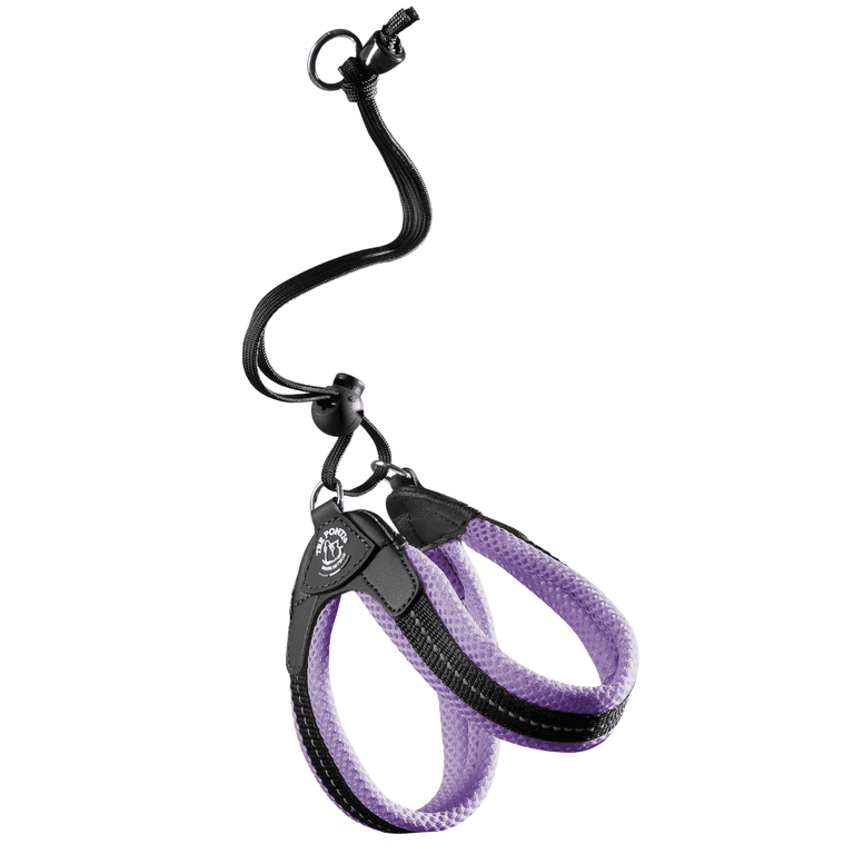 Lila und schwarze Handschuhe an einem schwarzen Band, ideal für Training und Outdoor-Sport. Sportliches, funktionales Design.
