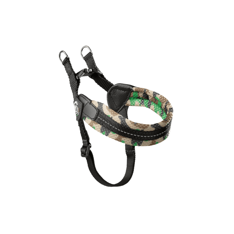 Hundegeschirr in Camouflage-Design, ergonomisch geformt, mit zwei Befestigungsringen für optimalen Komfort und Haltbarkeit.