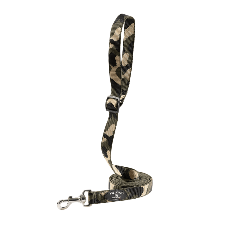 Robuste Camouflage-Hundeleine mit verstellbarer Schlaufe und Metallverschluss in Grüntönen und Beige.