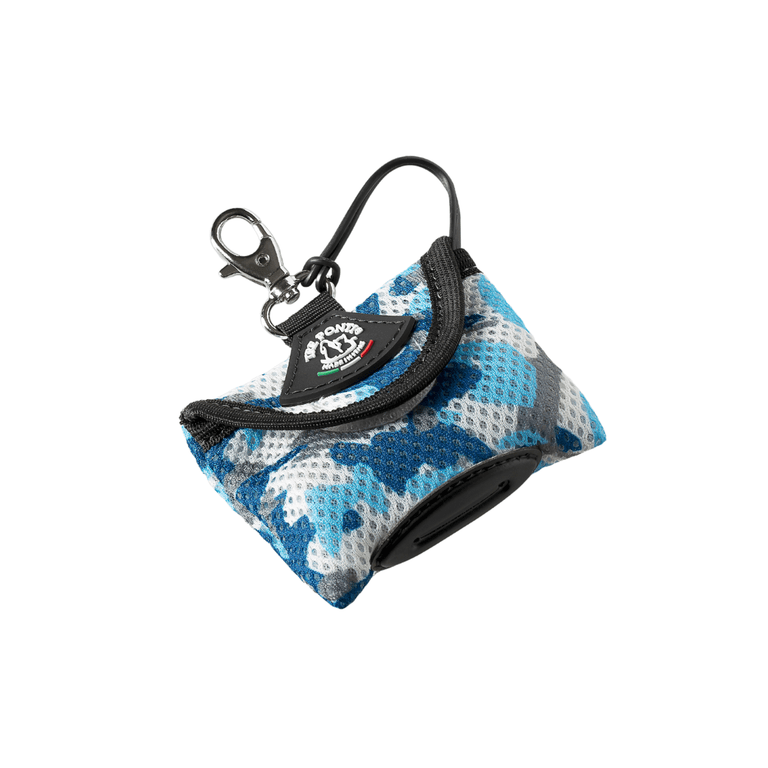Kleine dreieckige Tasche in blau-hellblauem Camouflage mit Reißverschluss und Karabinerhaken für einfachen Transport.