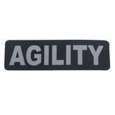 Schwarzes Schild mit dem weißen Schriftzug "AGILITY" in großer, klarer Schrift für Kennzeichnung.