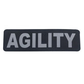 Schwarzes Schild mit dem weißen Schriftzug "AGILITY" in großer, klarer Schrift für Kennzeichnung.