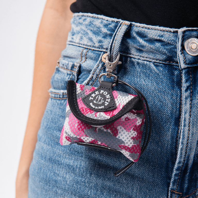 "Farbenfrohe Umhängetasche mit Karabinerhaken, ideal zur Befestigung an Gürtel oder Jeans."