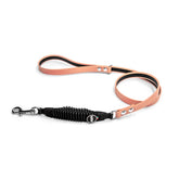 Hundeleine in sanften Rosatönen, gummiert mit elastischer Mitte und zwei Griffen für flexible Handhabung.