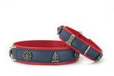Zwei farbenfrohe Hundehalsbänder in Blau und Rot mit maritimen Motiven wie Segelschiff und Steuerrad.