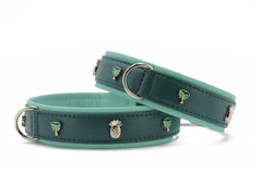 "Aqua-türkise Hundehalsbänder aus Leder mit Palmen- und Ananas-Motiven, ideal für den Sommer."