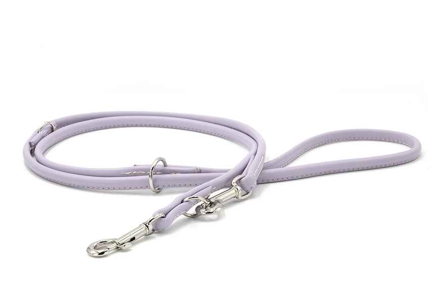 Lila, rundgenähte Lederleine für Hunde mit silbernen Beschlägen und geschwungener Form, ideal für komfortables Führen.