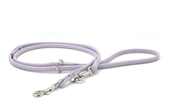 Lila, rundgenähte Lederleine für Hunde mit silbernen Beschlägen und geschwungener Form, ideal für komfortables Führen.
