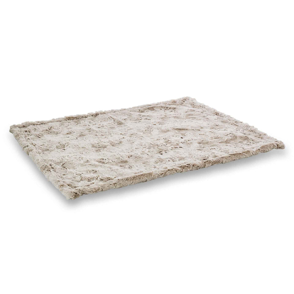 "Edle COZY Webpelz-Decke in hellem beige-grau, flauschig für gemütliche Wohnräume geeignet."