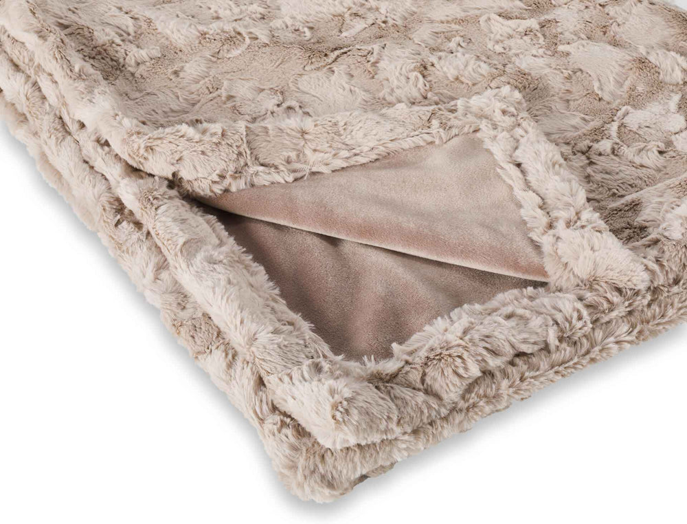 Edle beige Webpelz-Decke COZY mit plüschiger Vorderseite und samtiger Rückseite für kuschelige Momente.