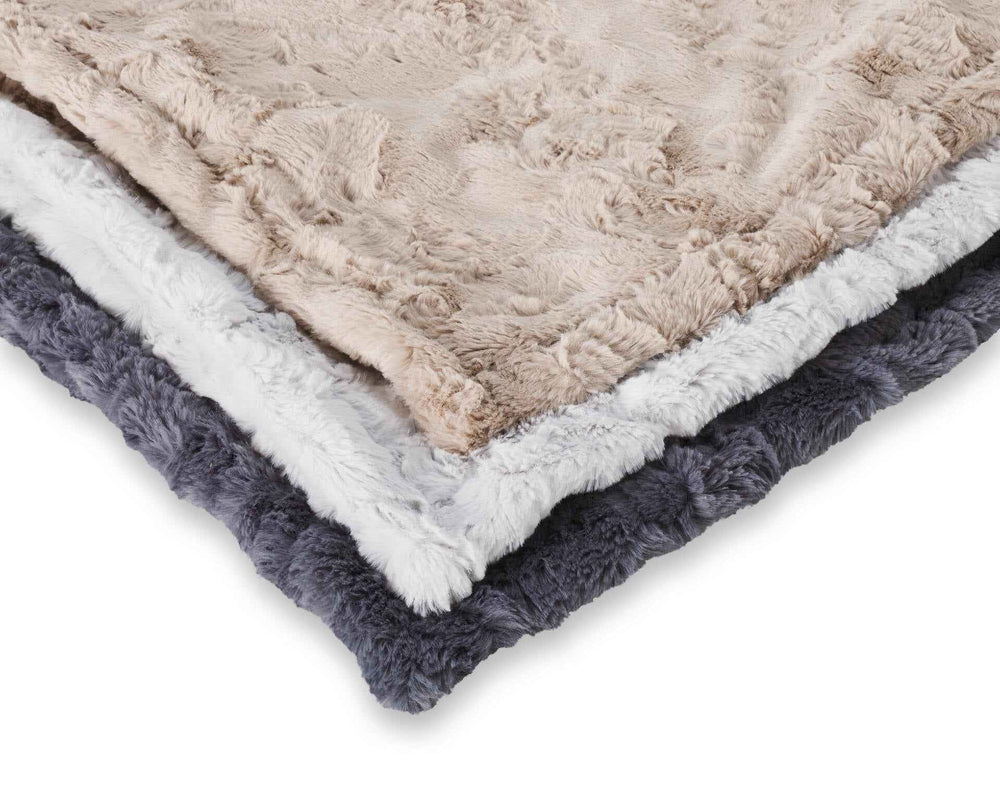 "Edle Webpelz-Decke COZY in hellbeige, weiß, grau und dunkelgrau - flauschig und weich für angenehmen Komfort."