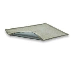 Multifunktions-Decke TEDDY in grün mit samtiger Oberfläche und grauer Unterseite, ideal für gemütliche Momente.