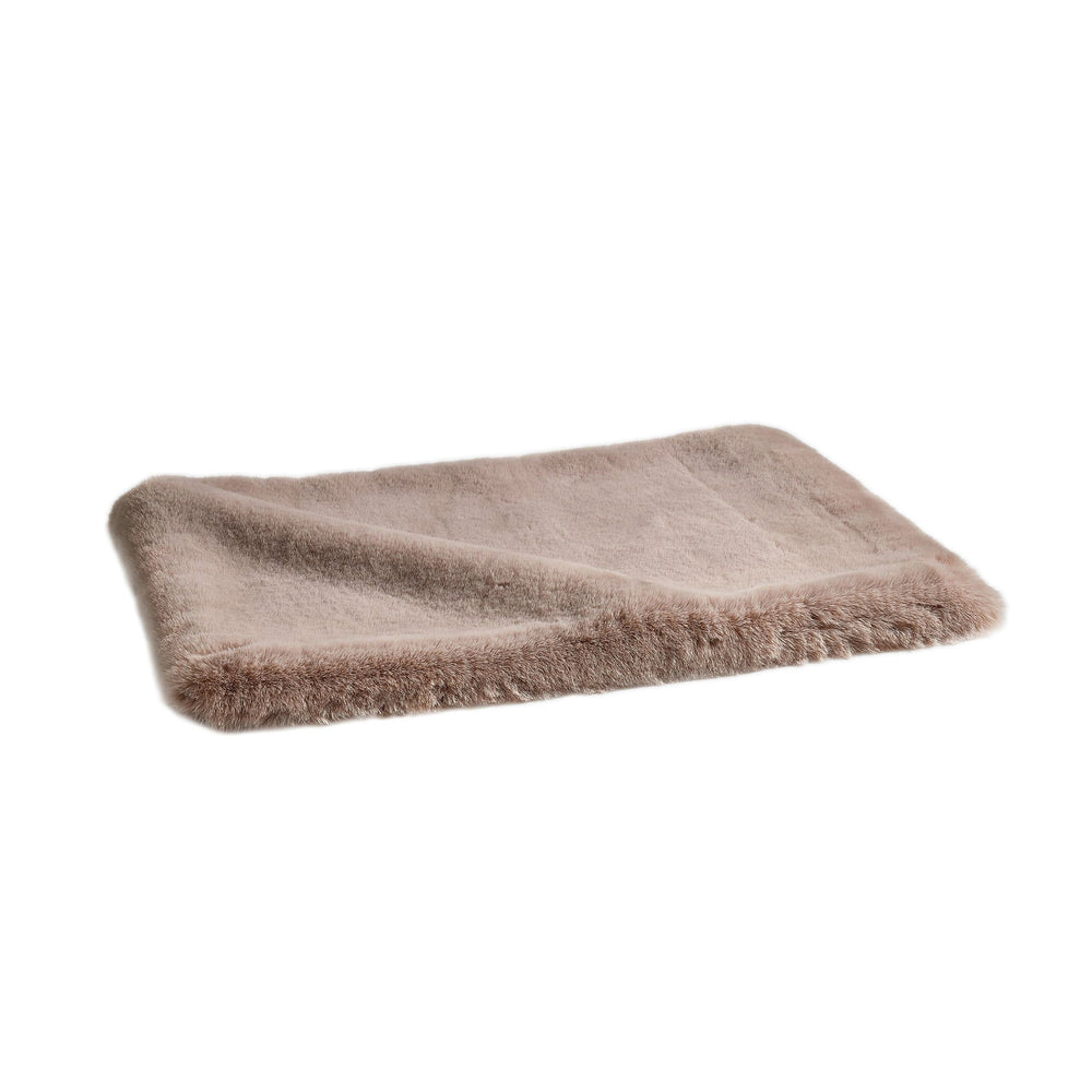 Beige Kuscheldecke SOFT AFFAIR: plüschig, weich und luxuriös mit fransigen Kanten, ideal für gemütliche Abende.