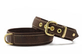 Braunes Lederhalsband mit goldfarbener Schnalle, strukturierter Oberfläche und weißer Naht für individuelle Anpassung.