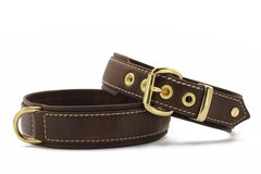 Braunes Lederhalsband mit goldfarbener Schnalle, strukturierter Oberfläche und weißer Naht für individuelle Anpassung.