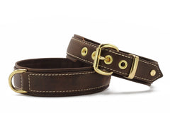 Braunes Lederhalsband mit goldfarbener Schnalle, strukturierter Oberfläche und weißer Naht für individuelle Anpassung.