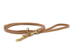 Braune Lederleine im Old English Stil mit goldfarbenem Karabinerhaken und Ziernaht, ideal für stilvolle Hundebesitzer.